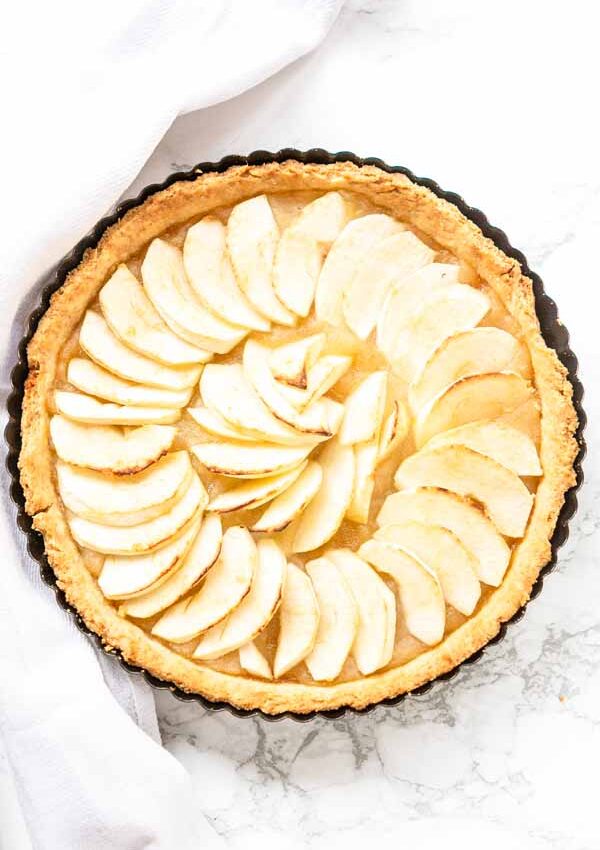 Apple tart with shortcrust pastry